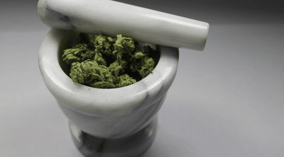 Grinding Weed Without A Grinder: 5 Quick No Mess Tips