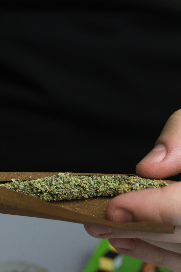 image showcasing how to roll a blunt